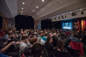 Publikum beim Science Slam im Jubez Karlsruhe
